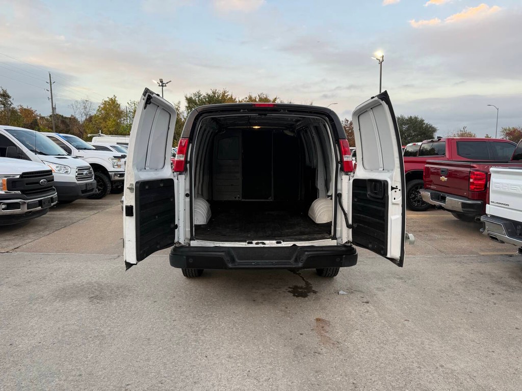 Chevrolet Express Cargo Van Vehicle Full-screen Gallery Image 31
