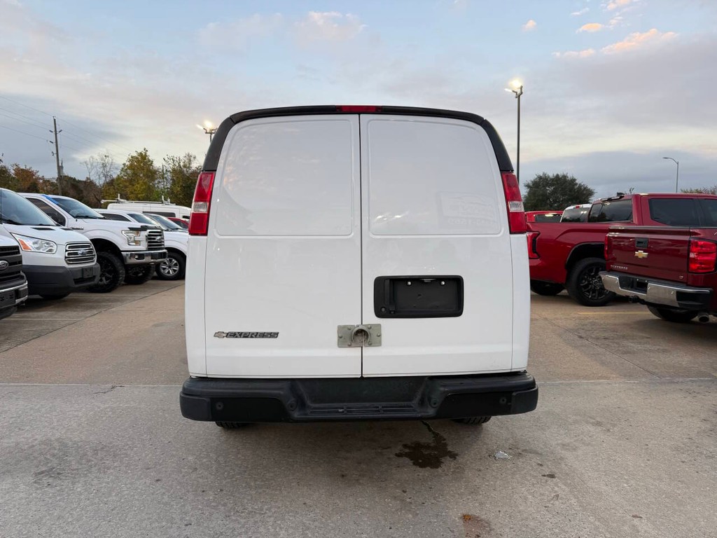 Chevrolet Express Cargo Van Vehicle Full-screen Gallery Image 32
