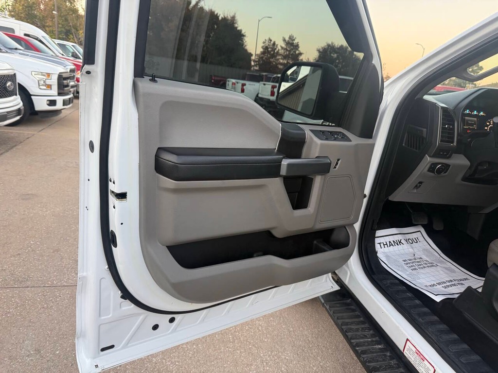 Ford F-150 Vehicle Full-screen Gallery Image 08