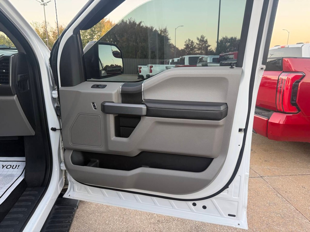 Ford F-150 Vehicle Full-screen Gallery Image 11