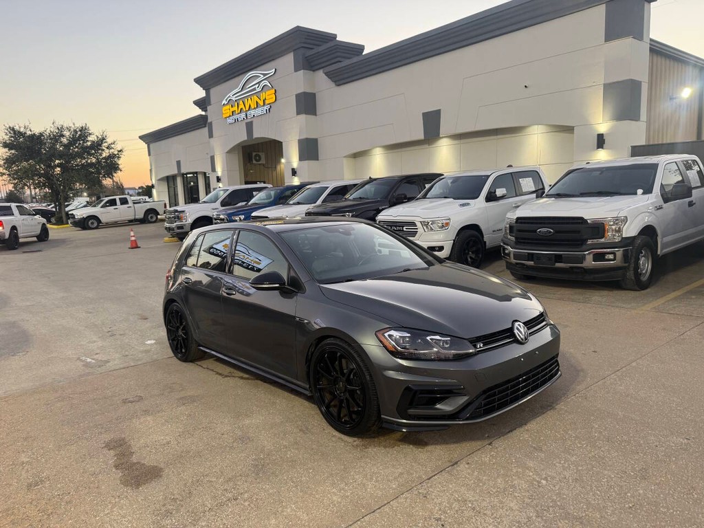 Volkswagen Golf R Vehicle Full-screen Gallery Image 02