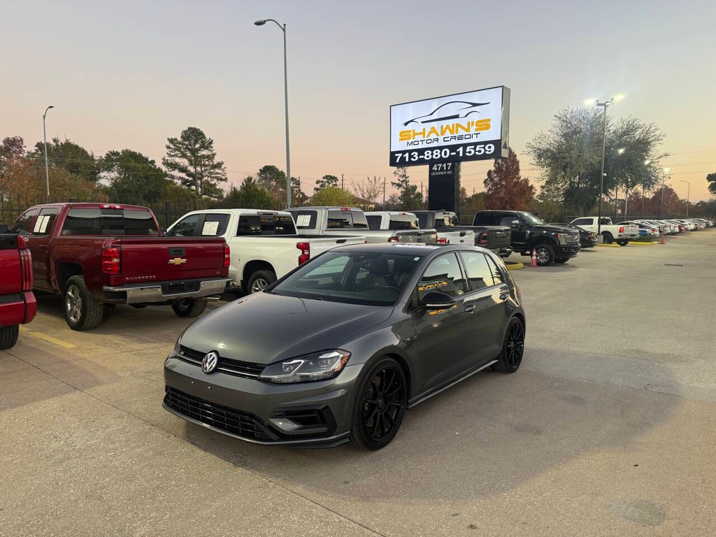 Volkswagen Golf R Vehicle Full-screen Gallery Image 03