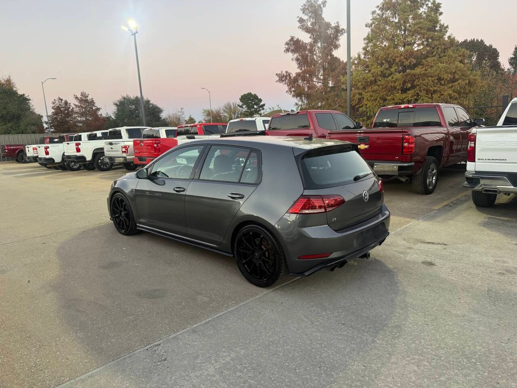 Volkswagen Golf R Vehicle Full-screen Gallery Image 04