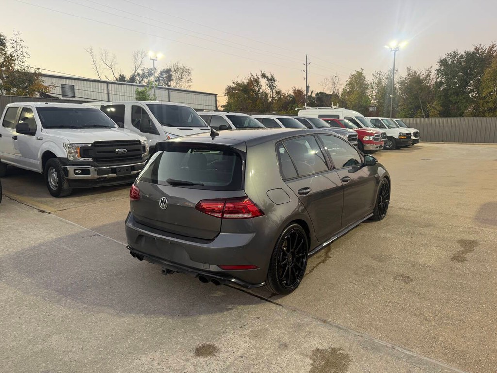 Volkswagen Golf R Vehicle Full-screen Gallery Image 05