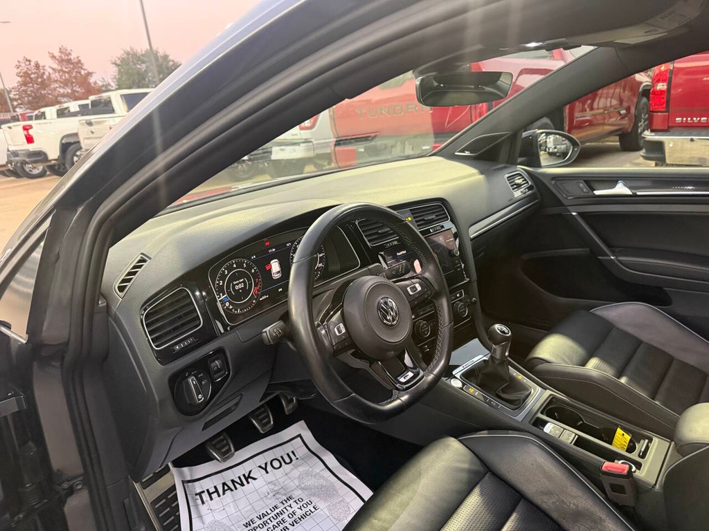 Volkswagen Golf R Vehicle Full-screen Gallery Image 06