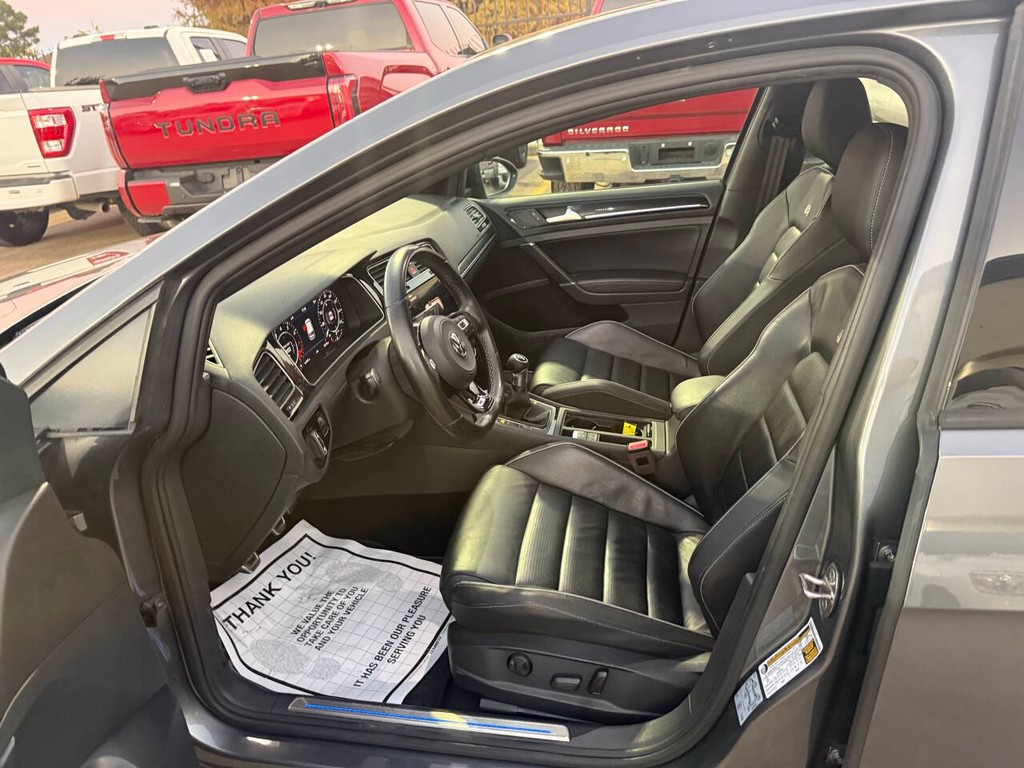 Volkswagen Golf R Vehicle Full-screen Gallery Image 07