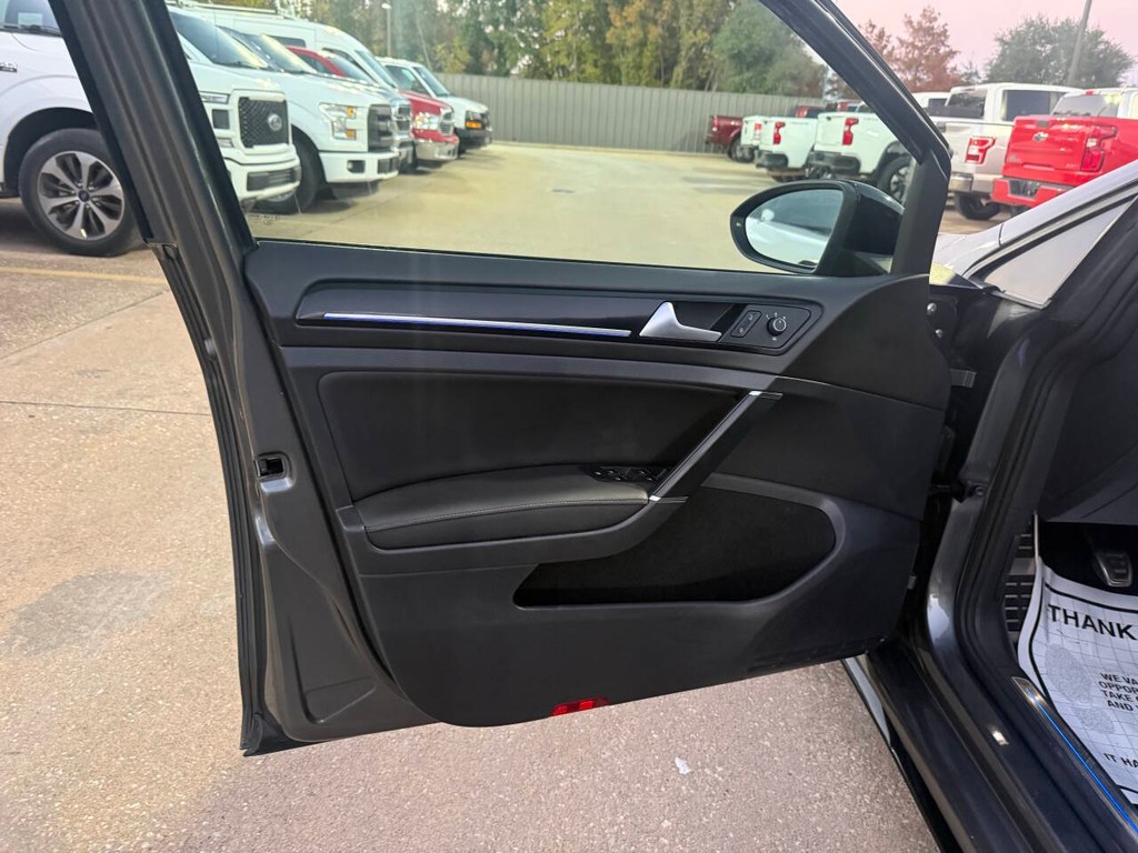 Volkswagen Golf R Vehicle Full-screen Gallery Image 08