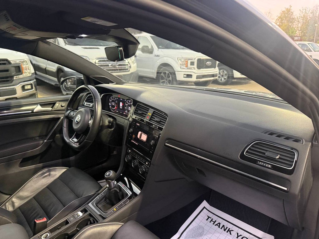 Volkswagen Golf R Vehicle Full-screen Gallery Image 09