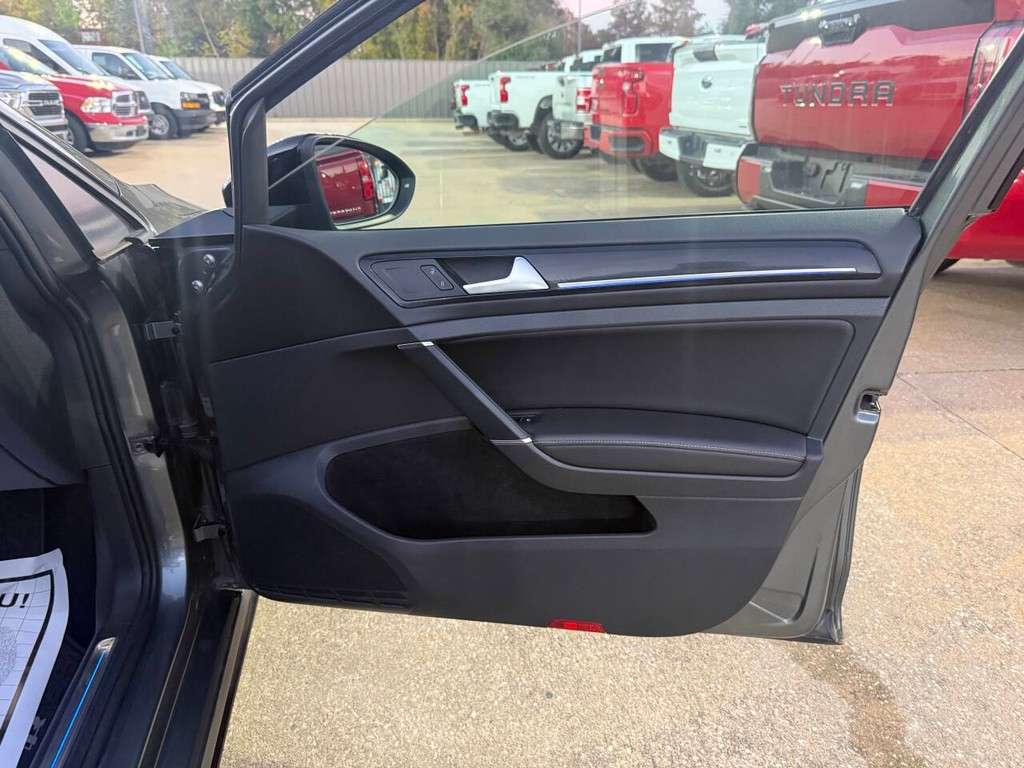 Volkswagen Golf R Vehicle Full-screen Gallery Image 11