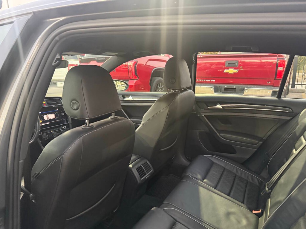 Volkswagen Golf R Vehicle Full-screen Gallery Image 12