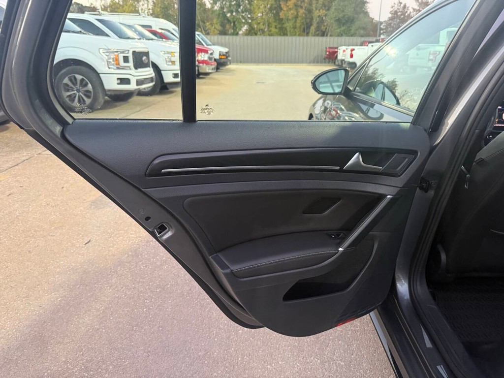 Volkswagen Golf R Vehicle Full-screen Gallery Image 13