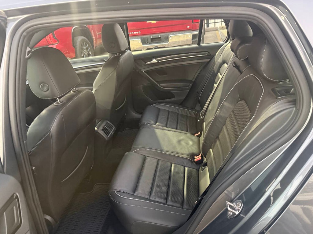 Volkswagen Golf R Vehicle Full-screen Gallery Image 14