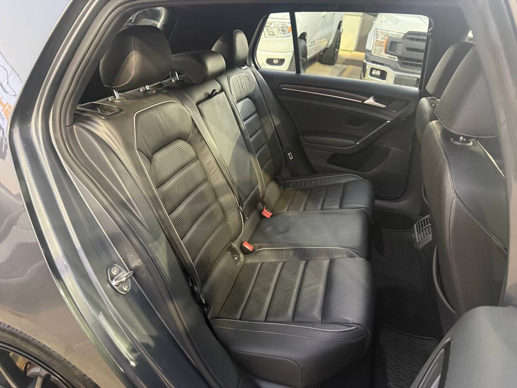 Volkswagen Golf R Vehicle Full-screen Gallery Image 15