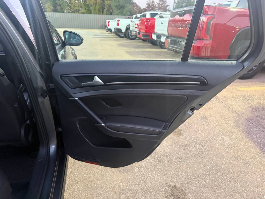 Volkswagen Golf R Vehicle Full-screen Gallery Image 16