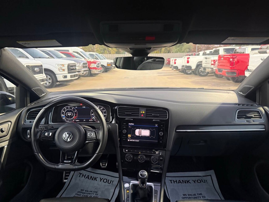 Volkswagen Golf R Vehicle Full-screen Gallery Image 17