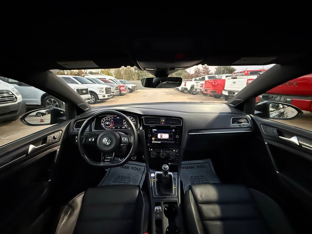 Volkswagen Golf R Vehicle Full-screen Gallery Image 18