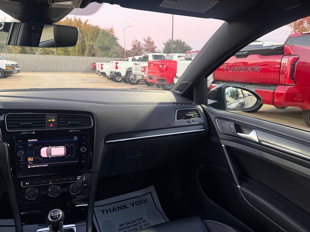 Volkswagen Golf R Vehicle Full-screen Gallery Image 20