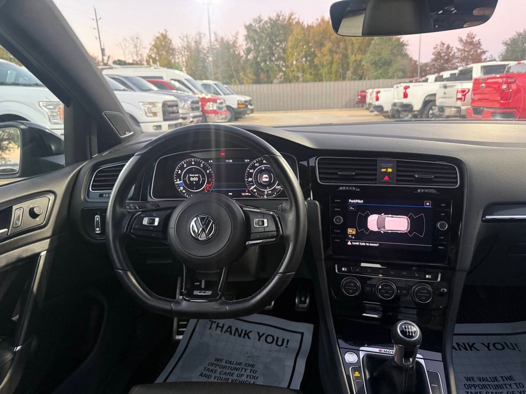 Volkswagen Golf R Vehicle Full-screen Gallery Image 21