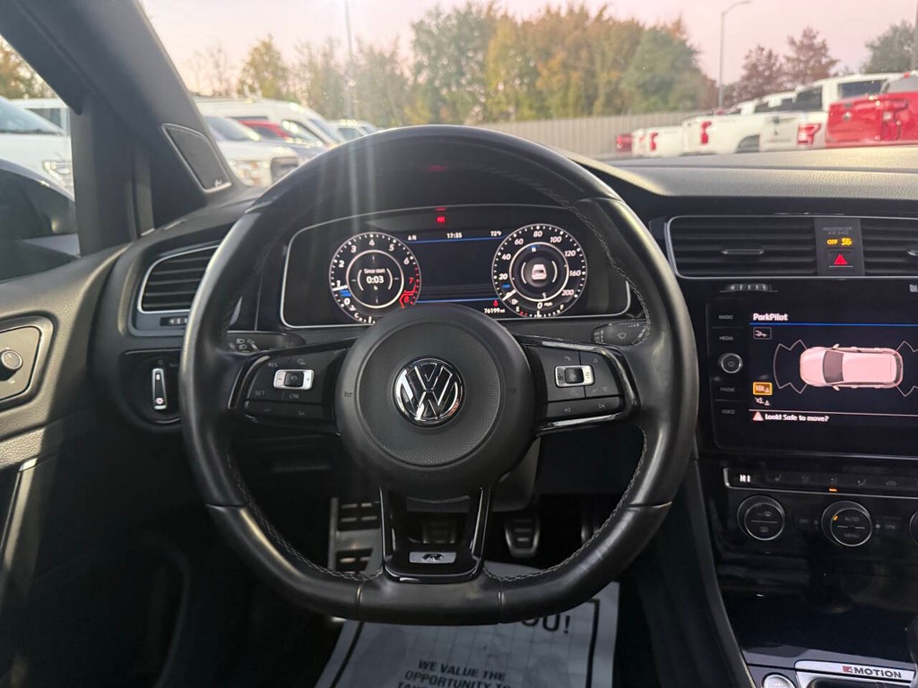 Volkswagen Golf R Vehicle Full-screen Gallery Image 22