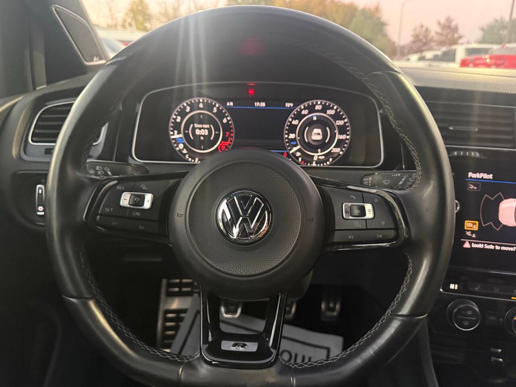 Volkswagen Golf R Vehicle Full-screen Gallery Image 23