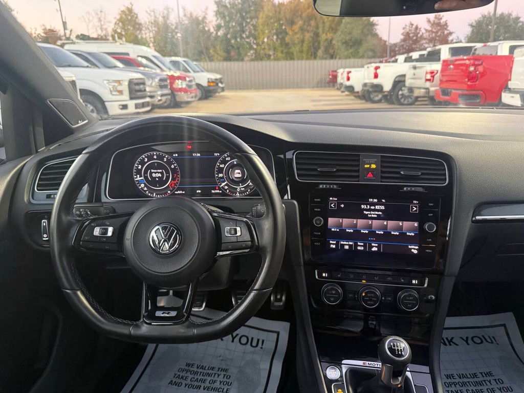 Volkswagen Golf R Vehicle Full-screen Gallery Image 24