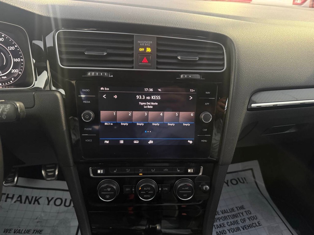 Volkswagen Golf R Vehicle Full-screen Gallery Image 27