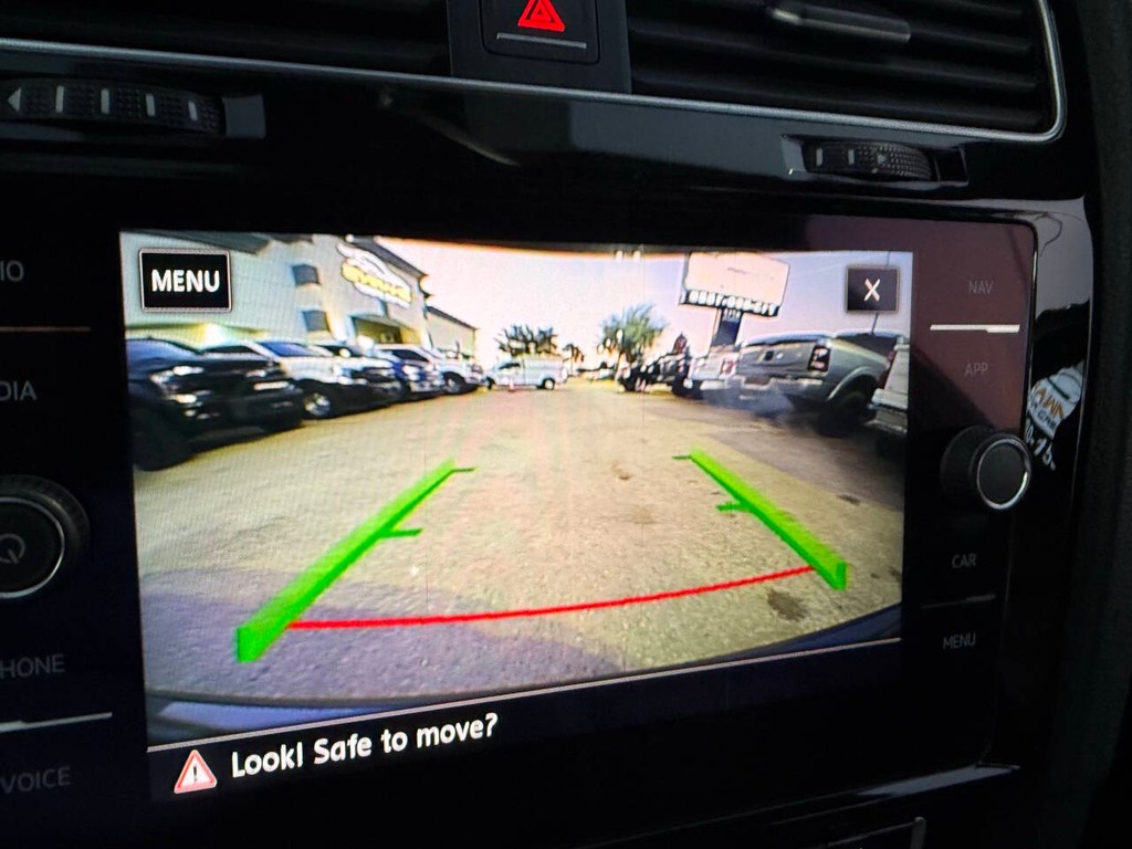 Volkswagen Golf R Vehicle Full-screen Gallery Image 29