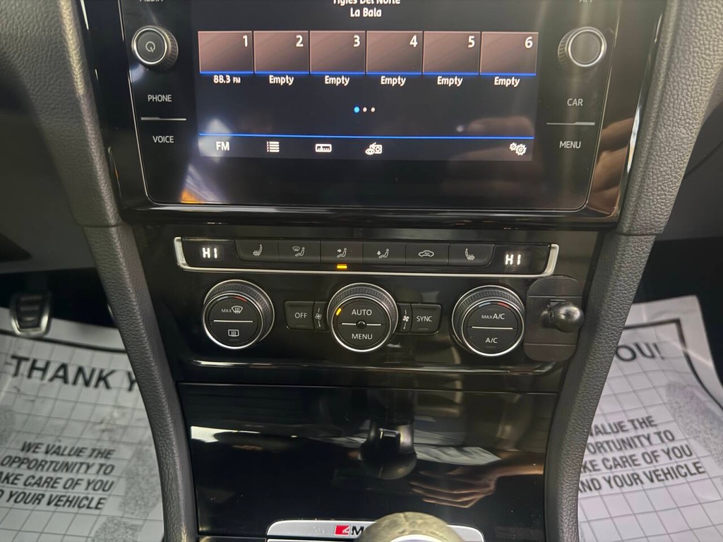 Volkswagen Golf R Vehicle Full-screen Gallery Image 30