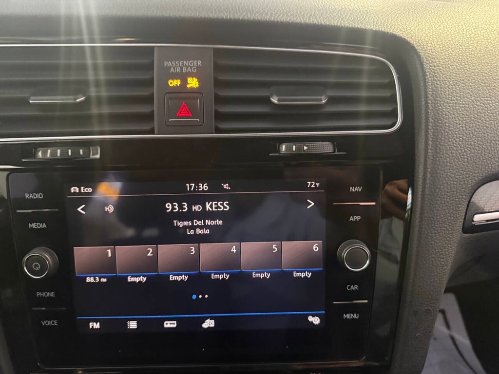 Volkswagen Golf R Vehicle Full-screen Gallery Image 31