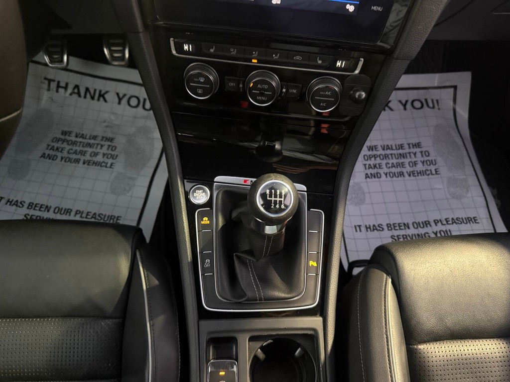 Volkswagen Golf R Vehicle Full-screen Gallery Image 32