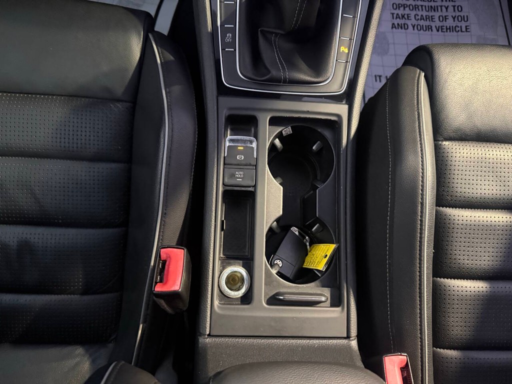 Volkswagen Golf R Vehicle Full-screen Gallery Image 33