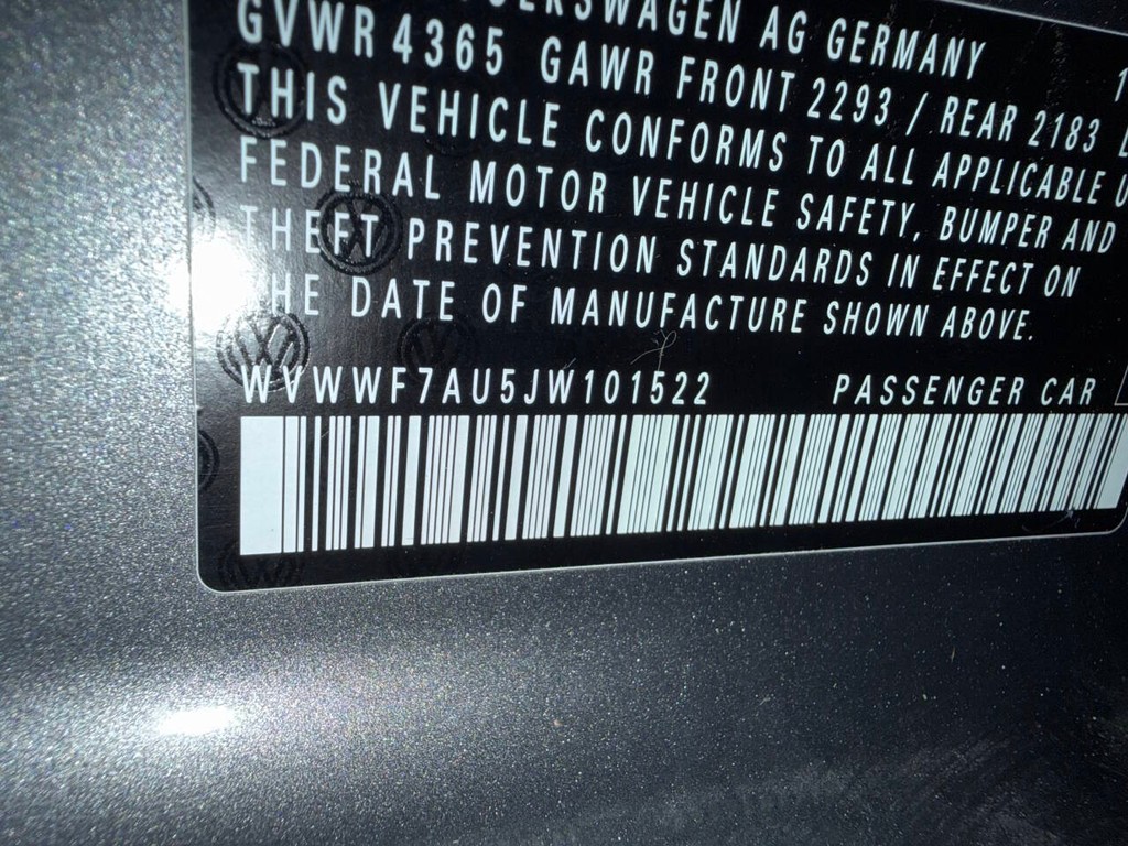 Volkswagen Golf R Vehicle Full-screen Gallery Image 36