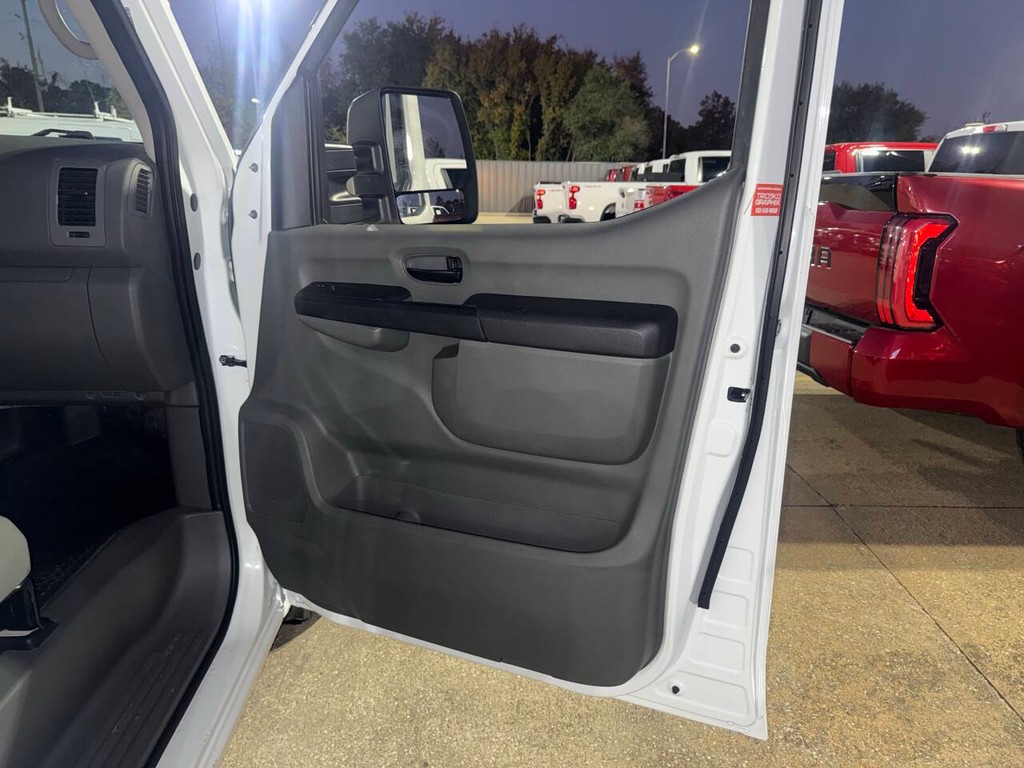 Nissan NV Cargo Vehicle Full-screen Gallery Image 11