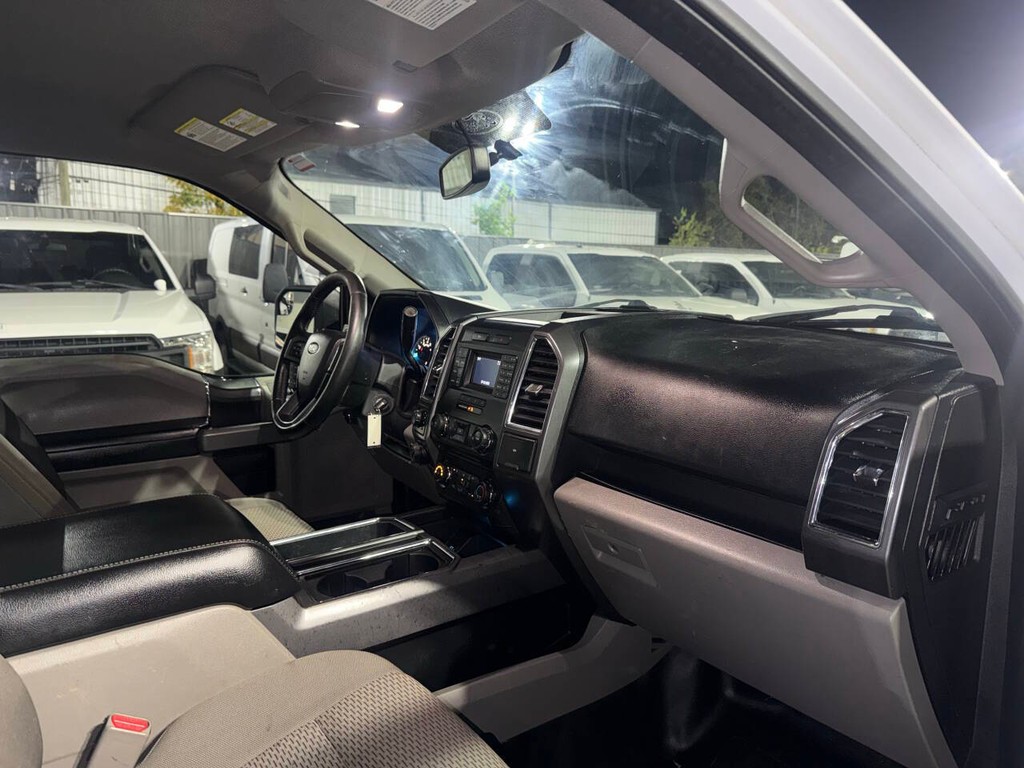 Ford F-150 Vehicle Full-screen Gallery Image 09