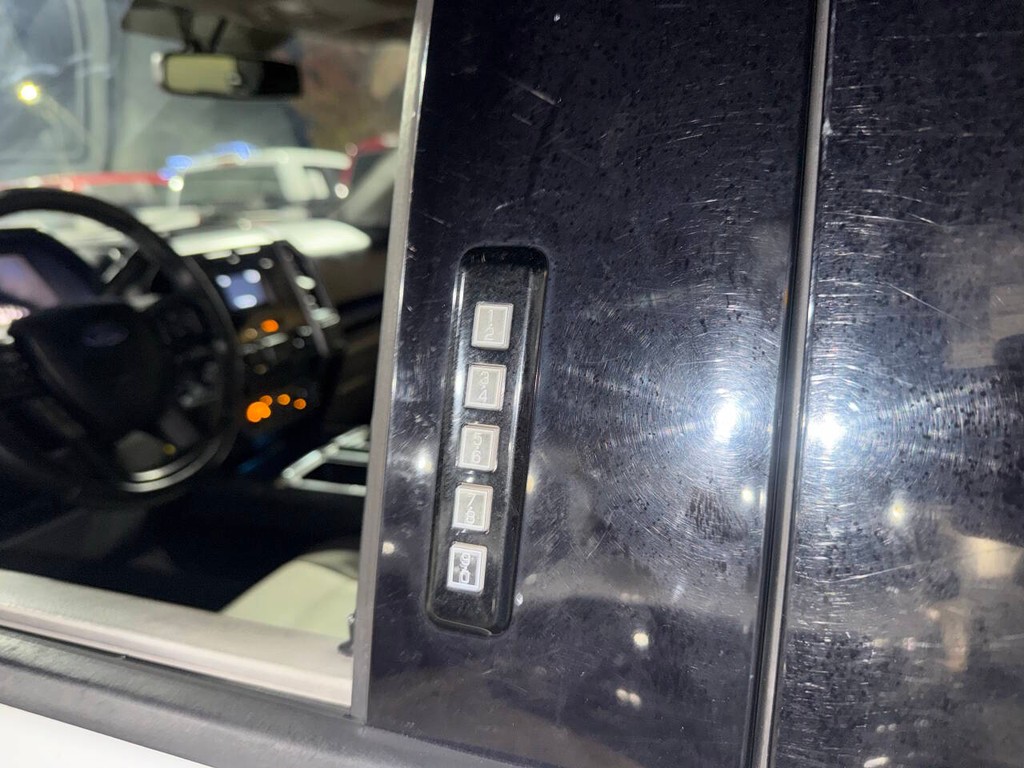 Ford F-150 Vehicle Full-screen Gallery Image 36