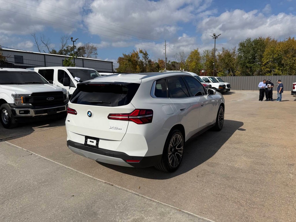 BMW X3 Vehicle Full-screen Gallery Image 05