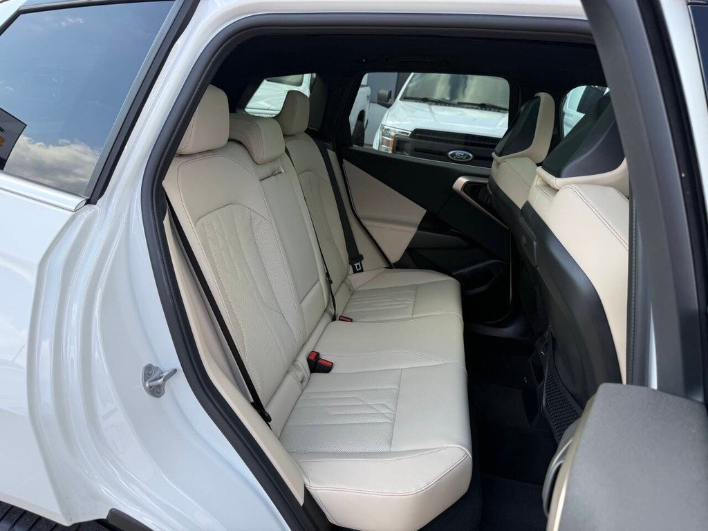 BMW X3 Vehicle Full-screen Gallery Image 15