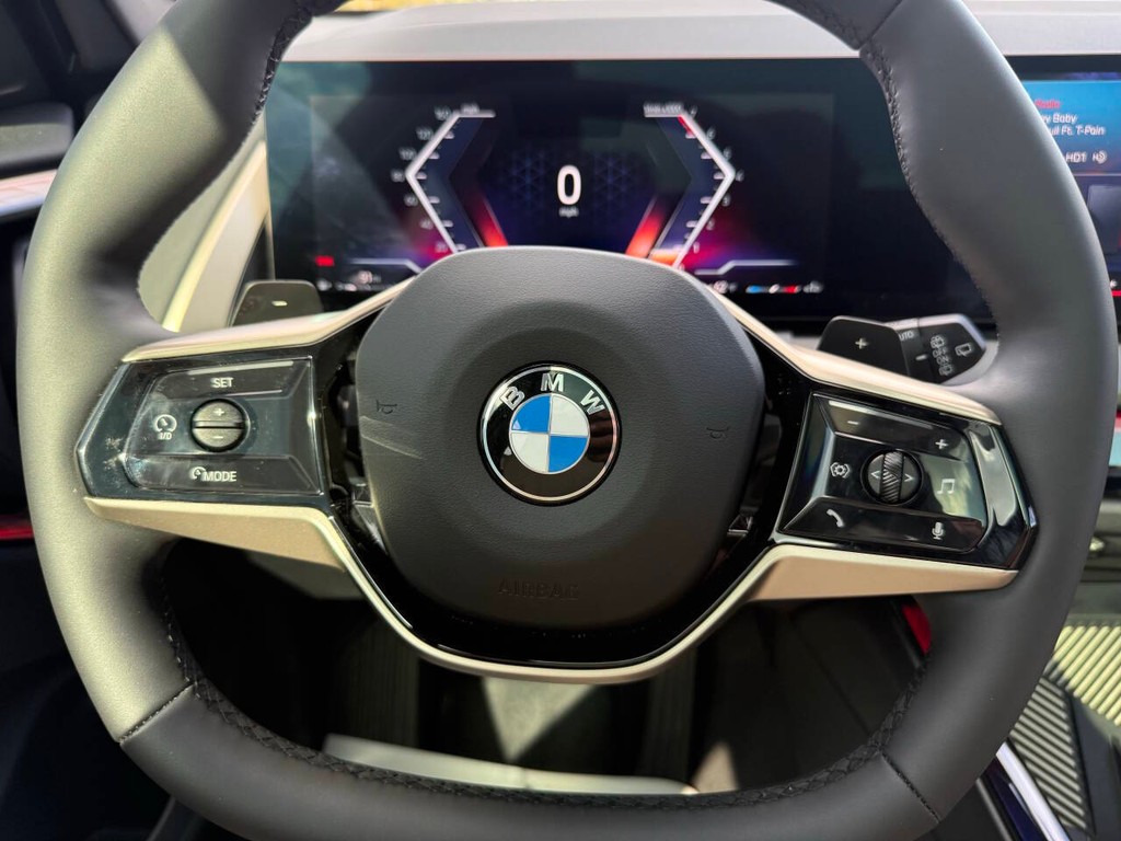 BMW X3 Vehicle Full-screen Gallery Image 23