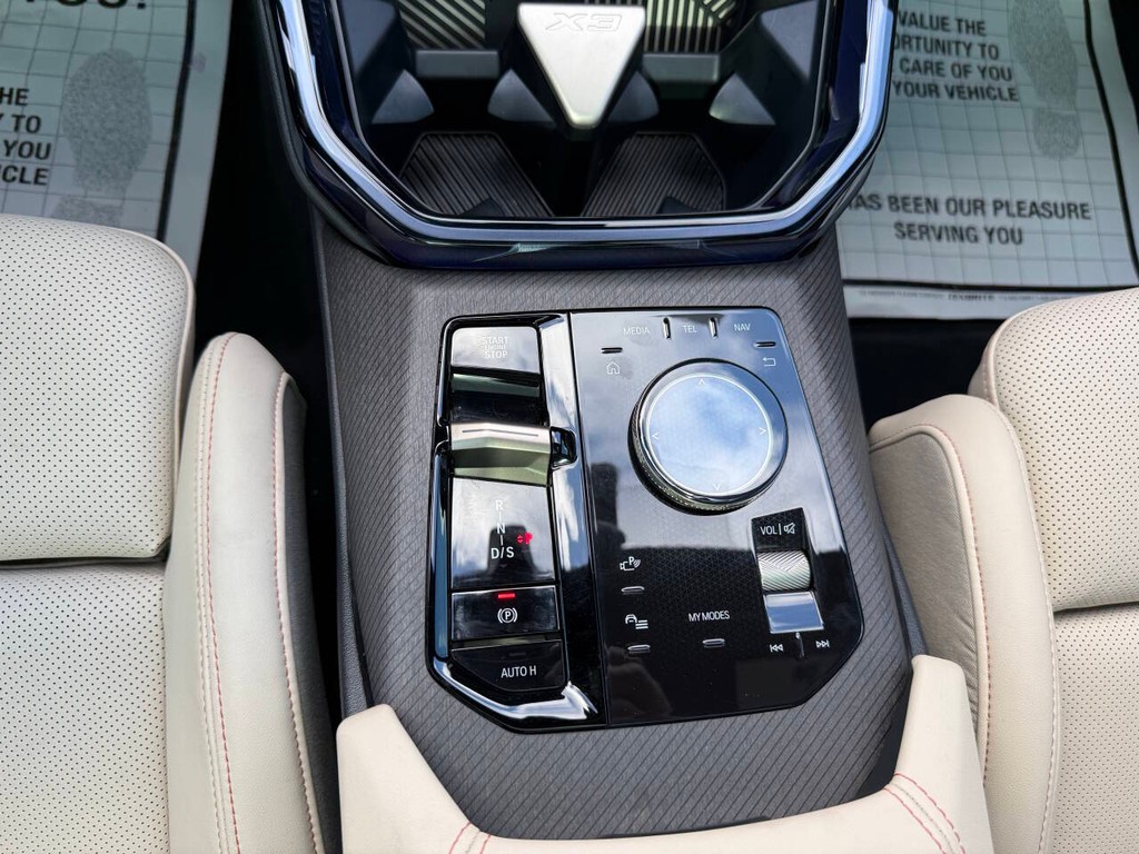 BMW X3 Vehicle Full-screen Gallery Image 28