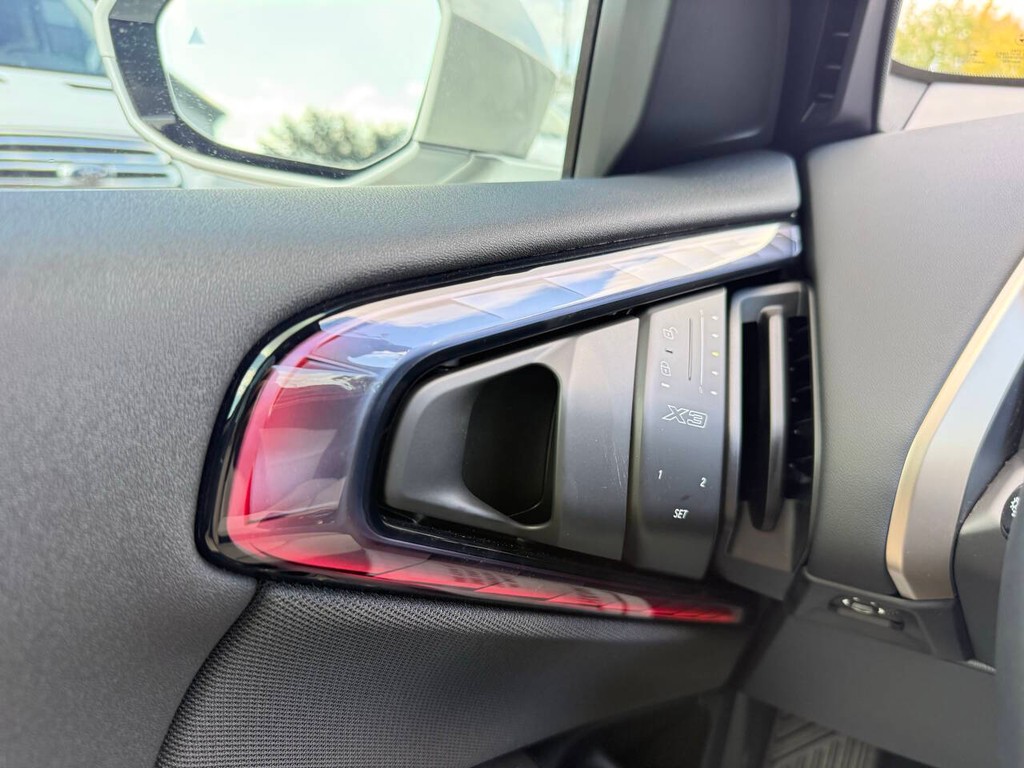 BMW X3 Vehicle Full-screen Gallery Image 29