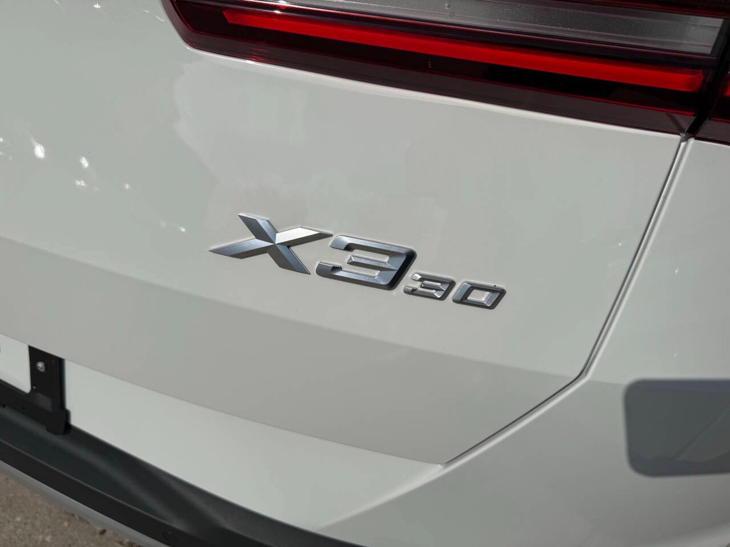 BMW X3 Vehicle Full-screen Gallery Image 37