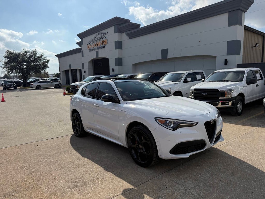 Alfa Romeo Stelvio Vehicle Full-screen Gallery Image 02