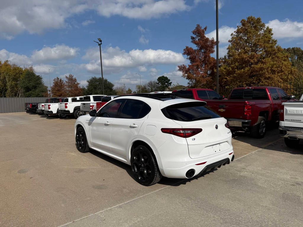 Alfa Romeo Stelvio Vehicle Full-screen Gallery Image 04