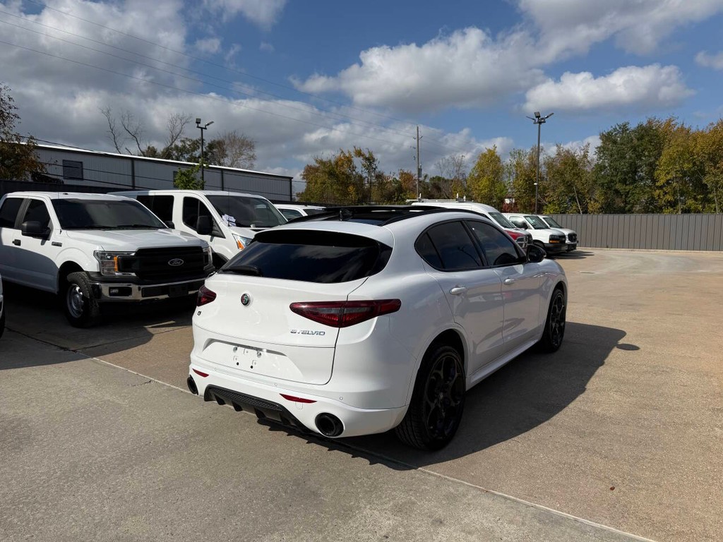 Alfa Romeo Stelvio Vehicle Full-screen Gallery Image 05