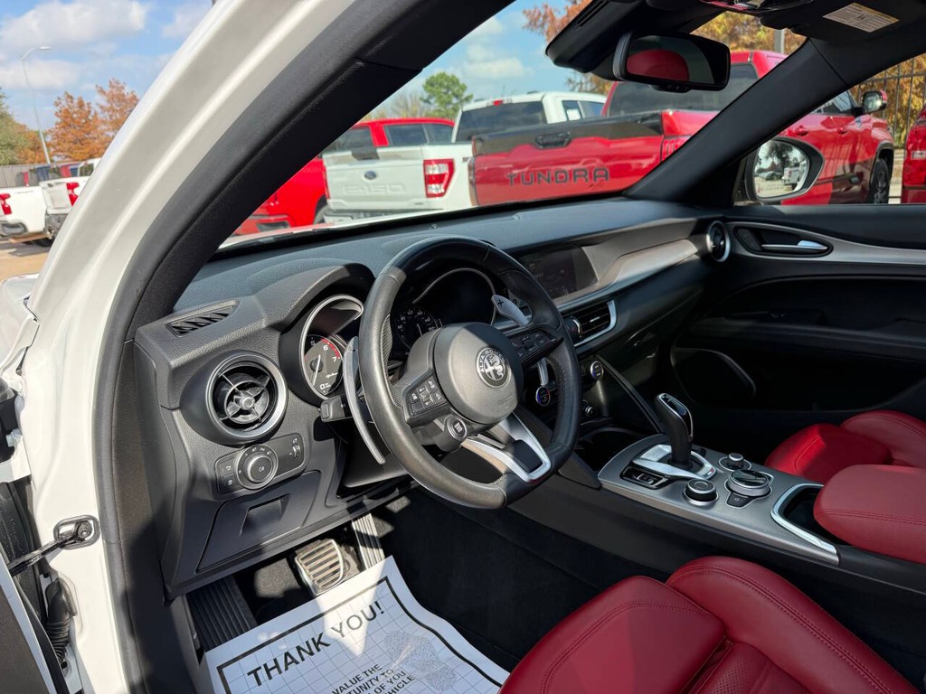 Alfa Romeo Stelvio Vehicle Full-screen Gallery Image 06