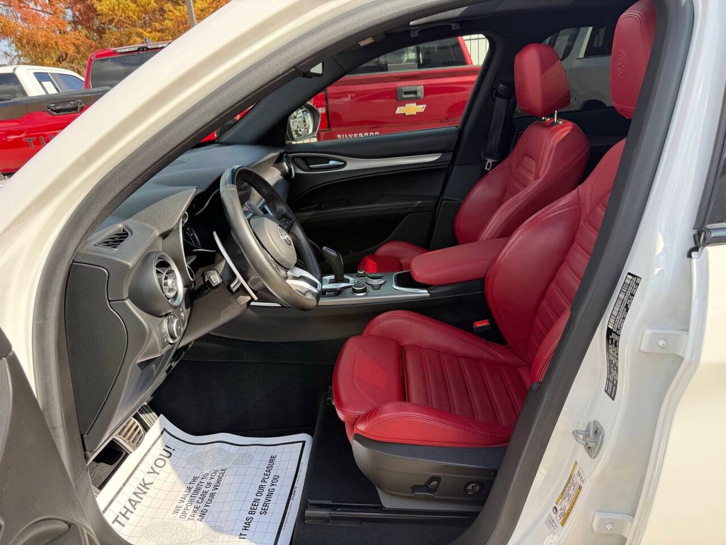 Alfa Romeo Stelvio Vehicle Full-screen Gallery Image 07