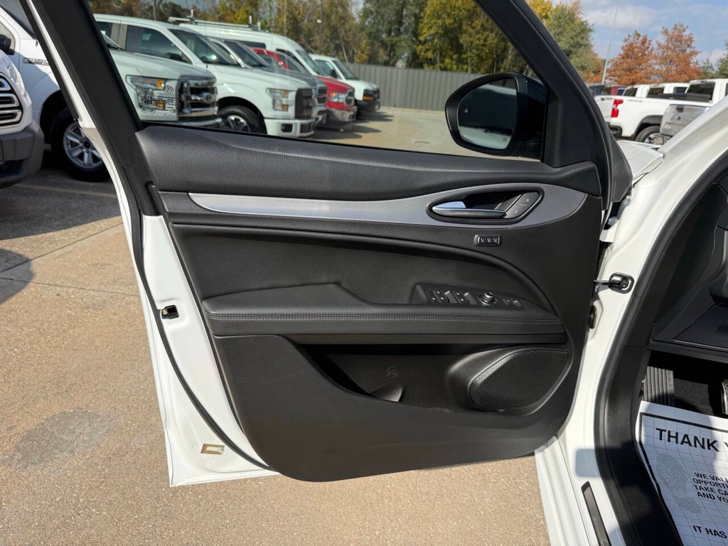 Alfa Romeo Stelvio Vehicle Full-screen Gallery Image 08