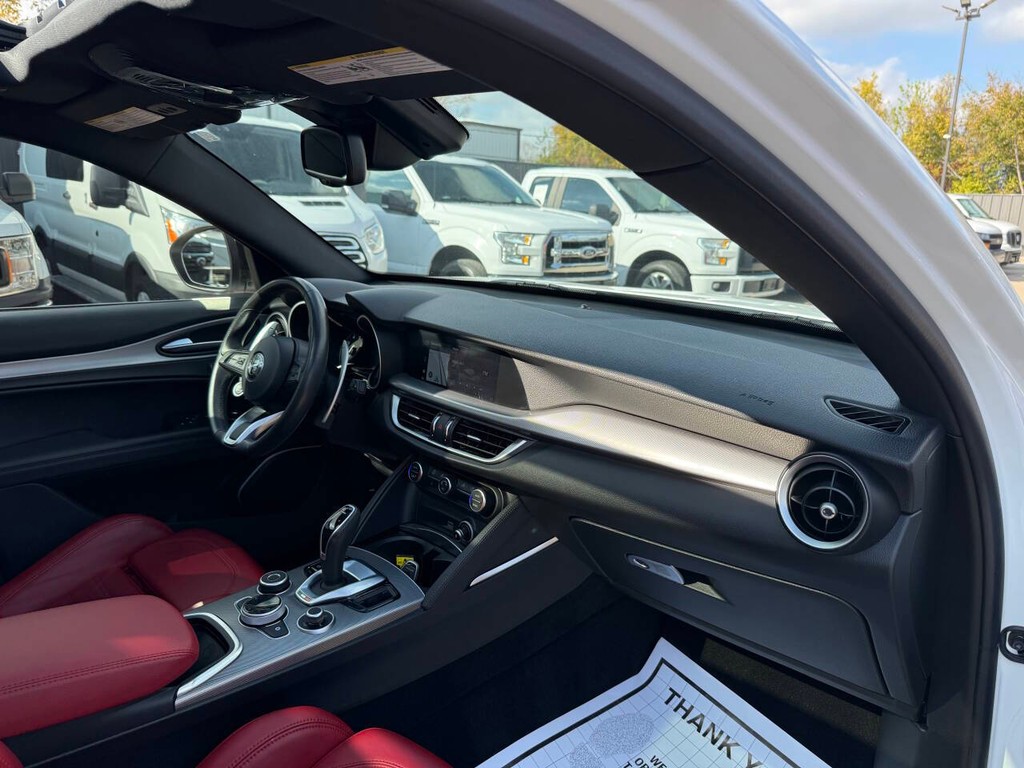 Alfa Romeo Stelvio Vehicle Full-screen Gallery Image 09