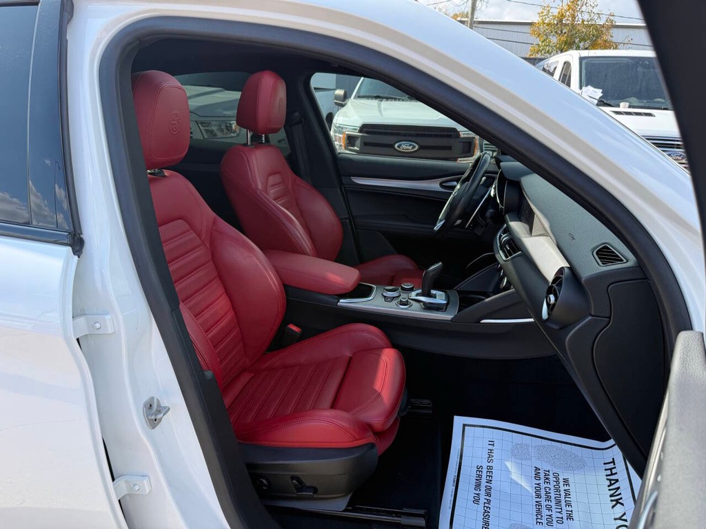 Alfa Romeo Stelvio Vehicle Full-screen Gallery Image 10