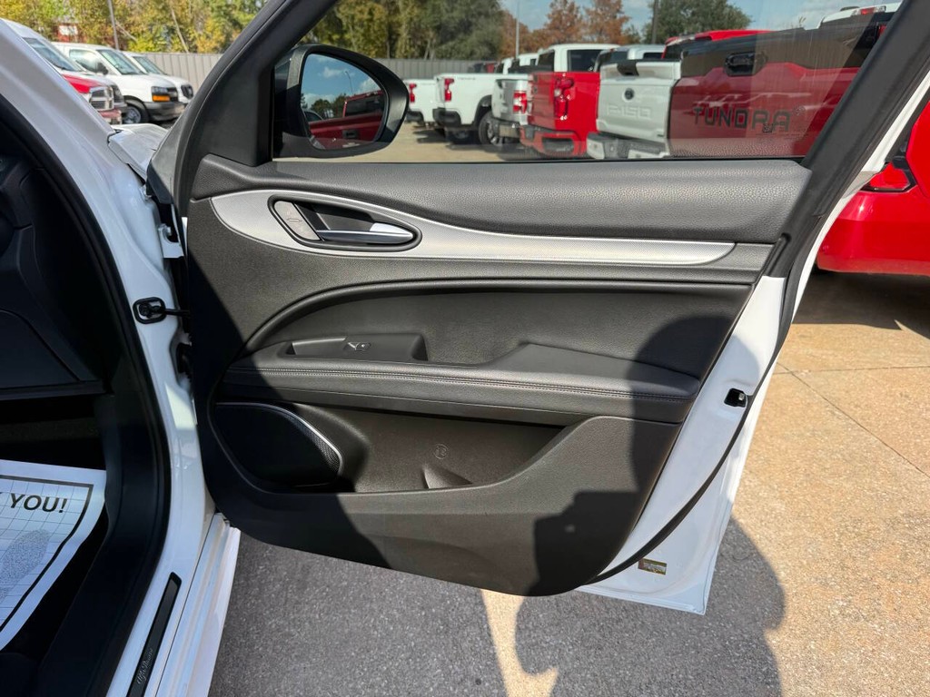 Alfa Romeo Stelvio Vehicle Full-screen Gallery Image 12